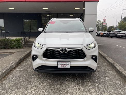 Used 2022 Toyota Highlander XLE AWD/4WD image 2