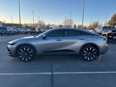 Used 2023 Toyota Crown Platinum image 2