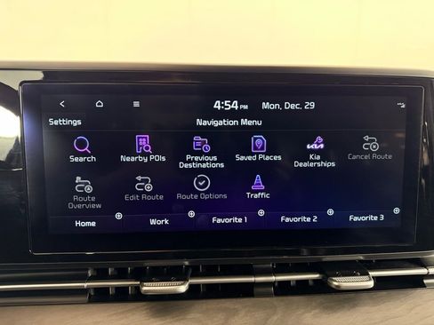 Used 2024 Kia Carnival EX image 18