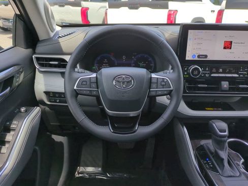Certified 2026 Toyota Highlander Limited AWD/4WD image 16