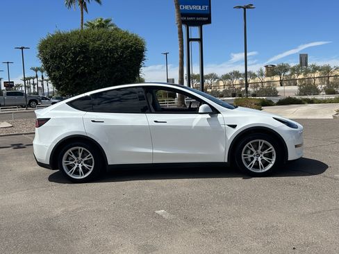 Used 2021 Tesla Model Y 2WD image 6