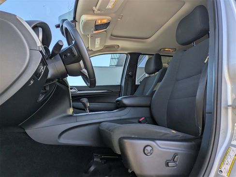 Used 2013 Jeep Grand Cherokee Laredo image 3