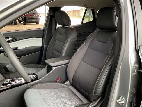 Certified 2025 Chevrolet Trax LT image 9