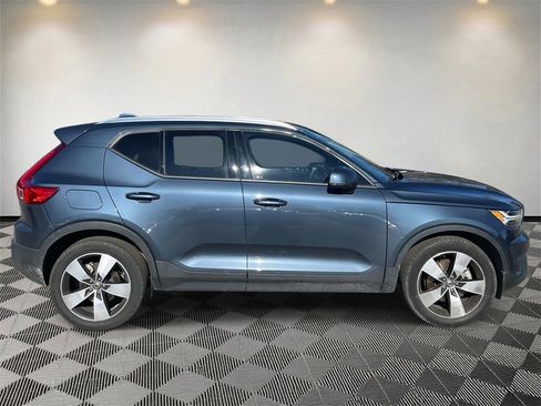 Used 2022 Volvo XC40 T5 Momentum w/ Premium Package image 2