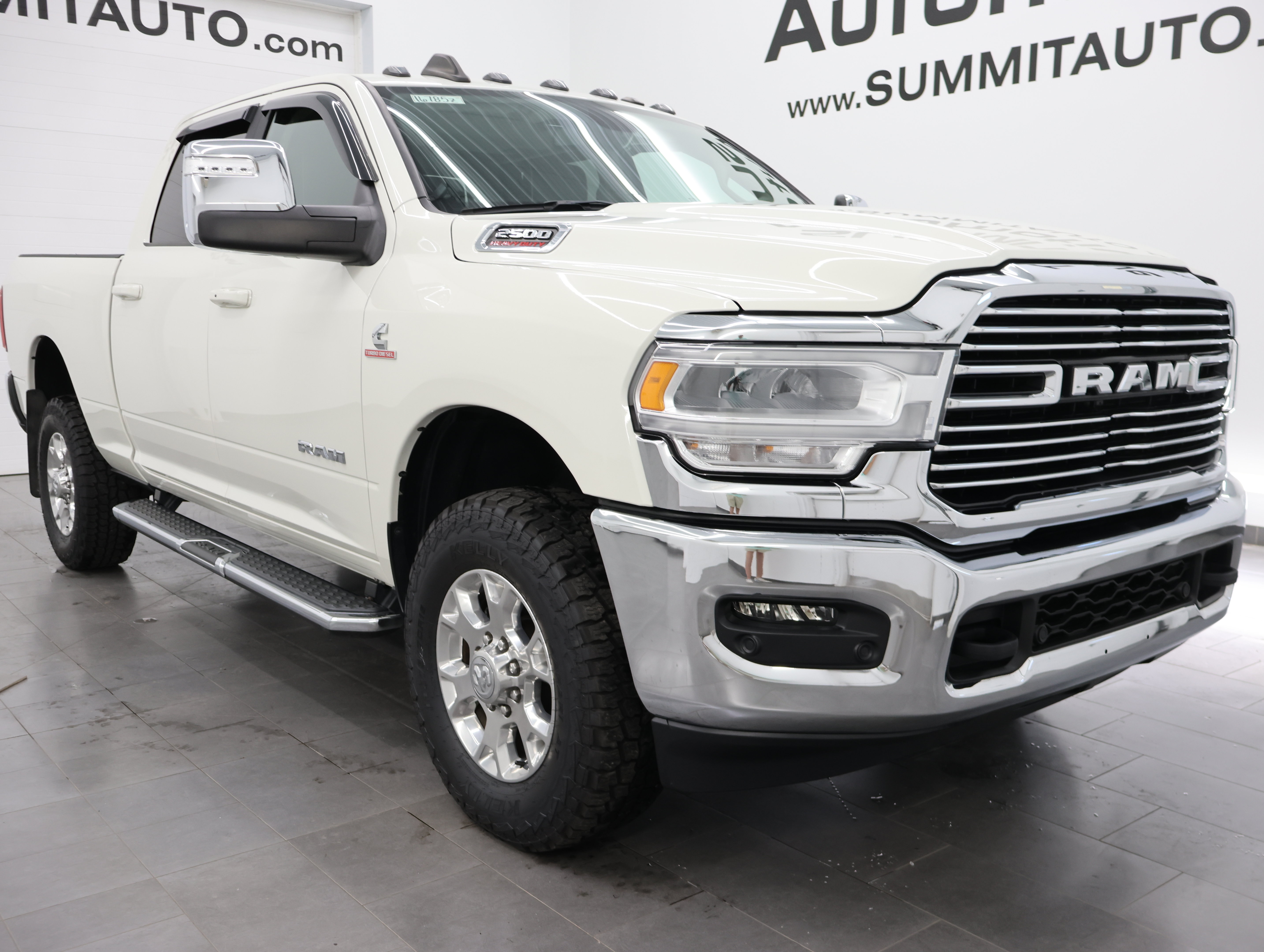 Used 2024 RAM 2500 Laramie AWD/4WD image 2