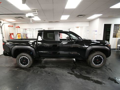Used 2024 Toyota Tacoma TRD Off-Road image 8
