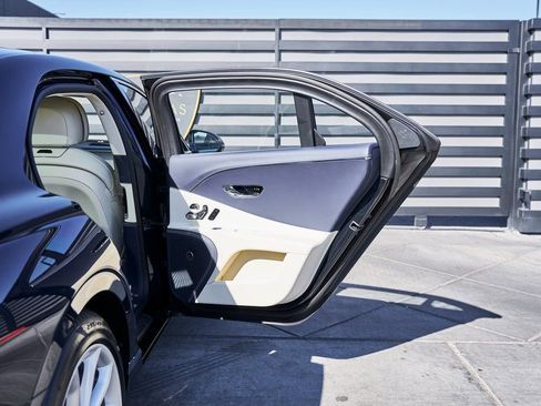 Used 2024 Bentley Flying Spur V8 AWD/4WD image 23