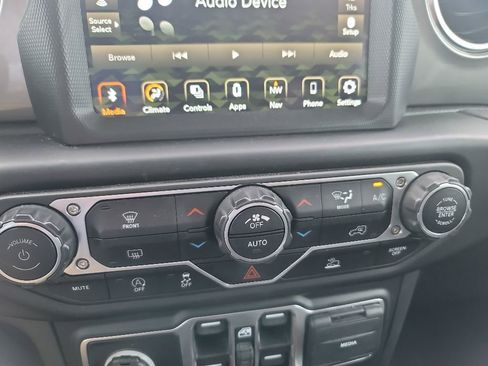 Used 2023 Jeep Gladiator Overland w/ Trailer Tow Package AWD/4WD image 22