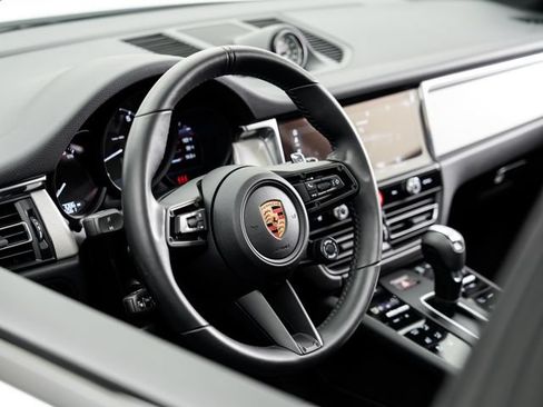 Certified 2026 Porsche Macan AWD/4WD image 9