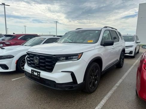 Used 2025 Honda Pilot Sport image 3