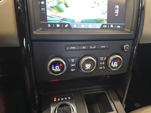 Used 2018 Land Rover Discovery SE AWD/4WD image 28