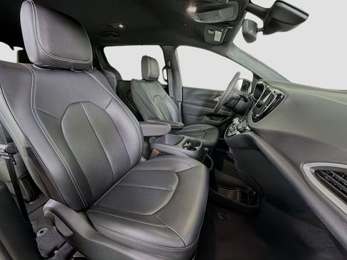 Used 2025 Chrysler Pacifica Select image 32