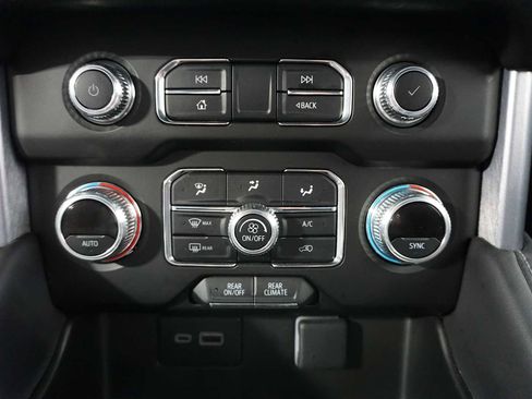 Used 2024 GMC Yukon XL SLE image 21