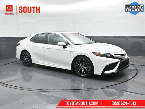 Used 2023 Toyota Camry SE w/ Cold Weather Package image 4