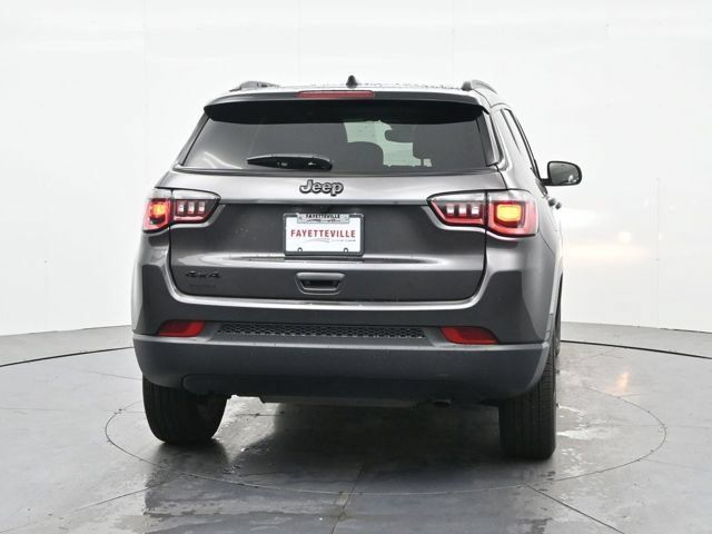 Used 2025 Jeep Compass Limited AWD/4WD image 3