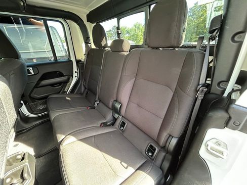 Used 2023 Jeep Gladiator Overland AWD/4WD image 10
