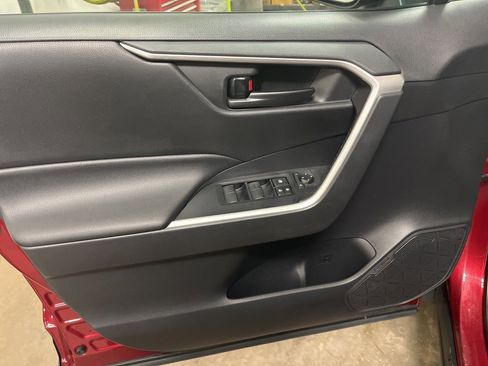 Used 2021 Toyota RAV4 LE image 9