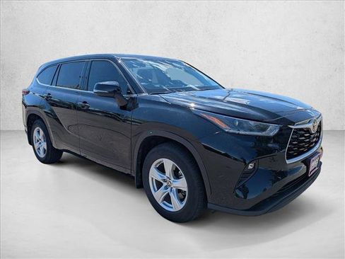 Used 2021 Toyota Highlander LE AWD/4WD image 3