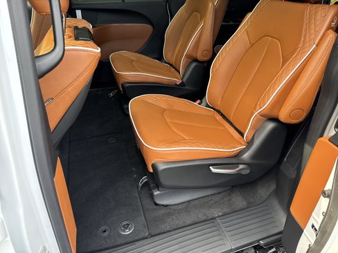 New 2026 Chrysler Pacifica Pinnacle image 24