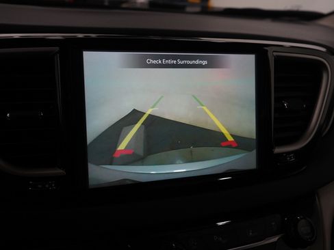 Used 2024 Chrysler Pacifica Touring-L image 25