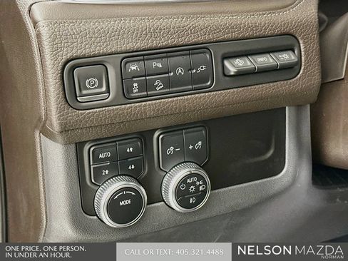 Used 2021 GMC Yukon Denali w/ Denali Premium Package AWD/4WD image 11