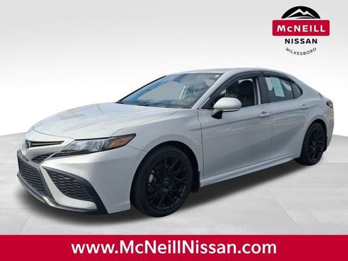 Used 2022 Toyota Camry SE w/ Convenience Package image 3