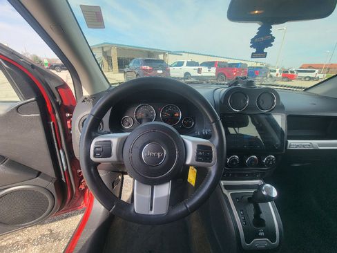 Used 2016 Jeep Compass Latitude image 12