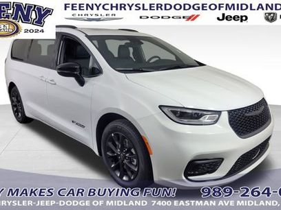 New 2025 Chrysler Pacifica Select