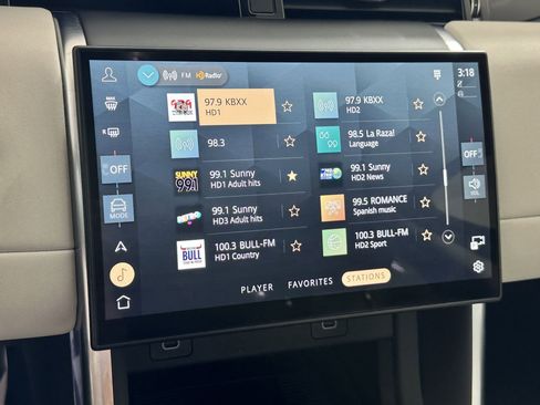 Used 2024 Land Rover Discovery Sport S image 24