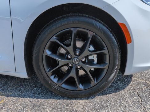 Used 2025 Chrysler Pacifica Limited FWD image 9