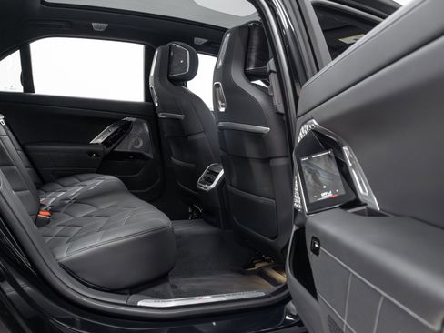 Used 2023 BMW 760i xDrive w/ Executive Package image 60