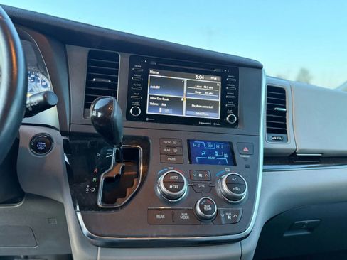 Used 2019 Toyota Sienna XLE w/ XLE Navigation Package image 29
