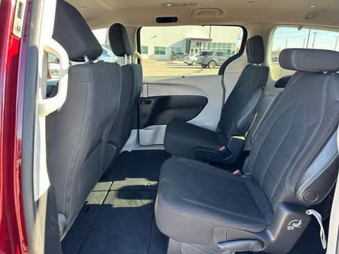 Used 2021 Chrysler Pacifica Touring image 11