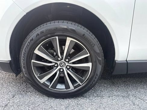 Used 2024 Toyota Venza LE AWD/4WD image 9