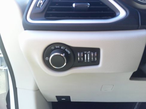 Used 2023 Chrysler Voyager LX FWD image 16