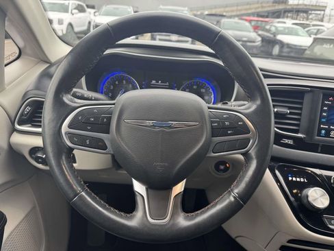 Used 2020 Chrysler Pacifica Touring-L image 13
