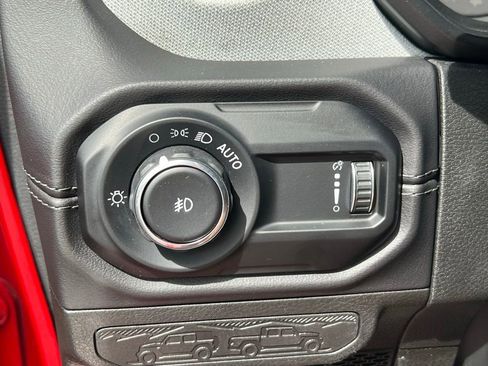 Used 2025 Jeep Wrangler Unlimited Sahara AWD/4WD image 27