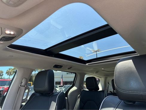 Used 2022 Chrysler Pacifica Limited image 7