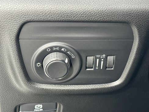 Used 2023 Jeep Grand Cherokee Laredo image 10