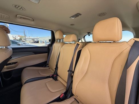 Used 2024 Kia Carnival LX image 8