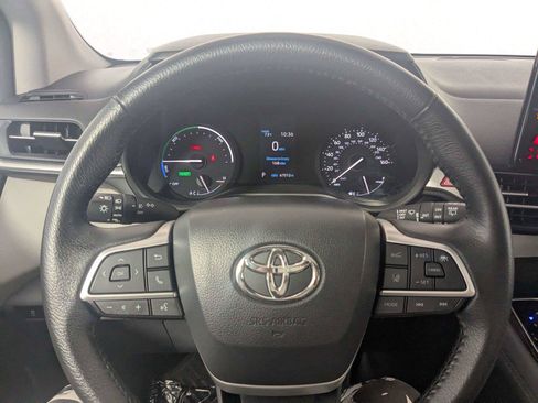 Certified 2024 Toyota Sienna XLE FWD image 18