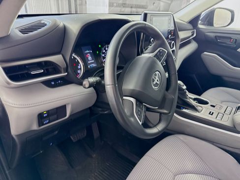 Used 2022 Toyota Highlander LE AWD/4WD image 6