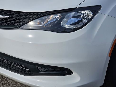 Used 2023 Chrysler Voyager LX image 5