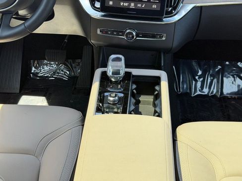 Certified 2025 Volvo XC90 B6 Plus AWD/4WD image 16