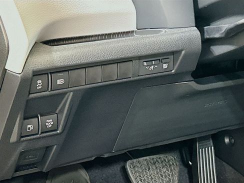 New 2026 Toyota Sienna LE FWD image 8
