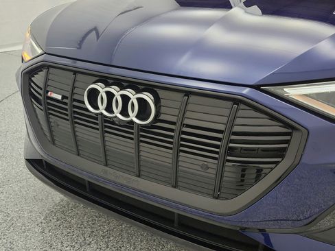 Used 2023 Audi e-tron Premium Plus w/ Premium Plus Package image 26