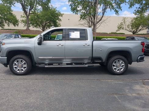 Used 2024 Chevrolet Silverado 2500 High Country w/ Technology Package AWD/4WD image 13
