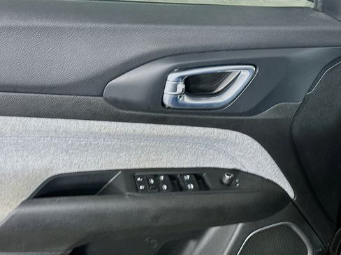 Used 2025 Jeep Compass Latitude image 15