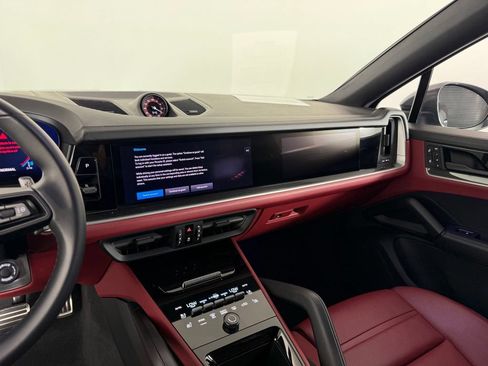 Certified 2025 Porsche Cayenne S AWD/4WD image 23