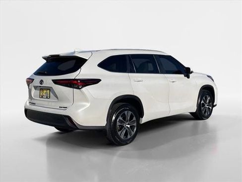 Used 2024 Toyota Highlander XLE image 6